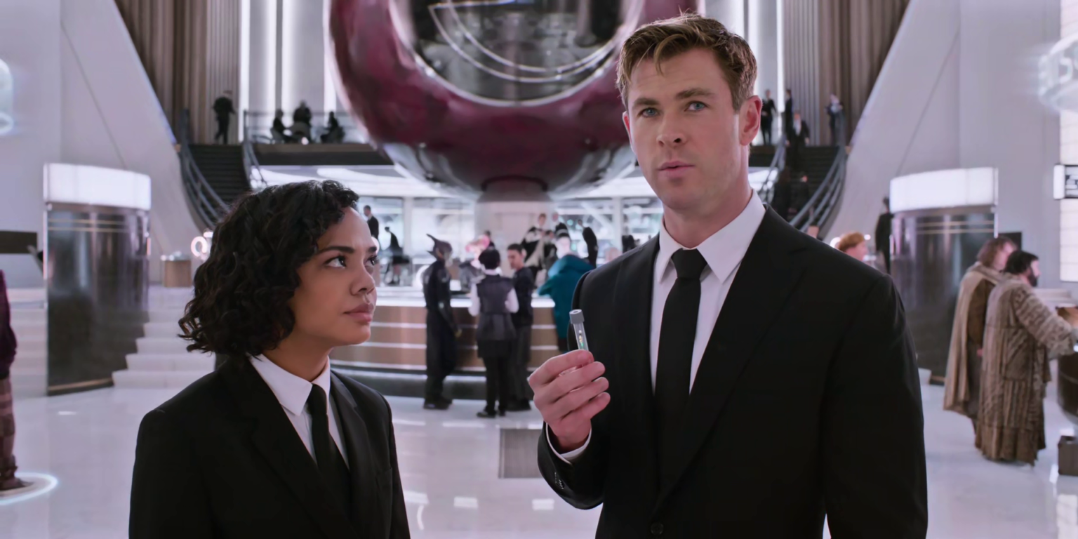 Men in black coming. Люди в черном: Интернэшнл фильм 2019. Люди в черном Интернэшнл агент эйч. Люди в черном Интернэшнл фильм 2019 риза. Люди в черном Интернэшнл Молли.